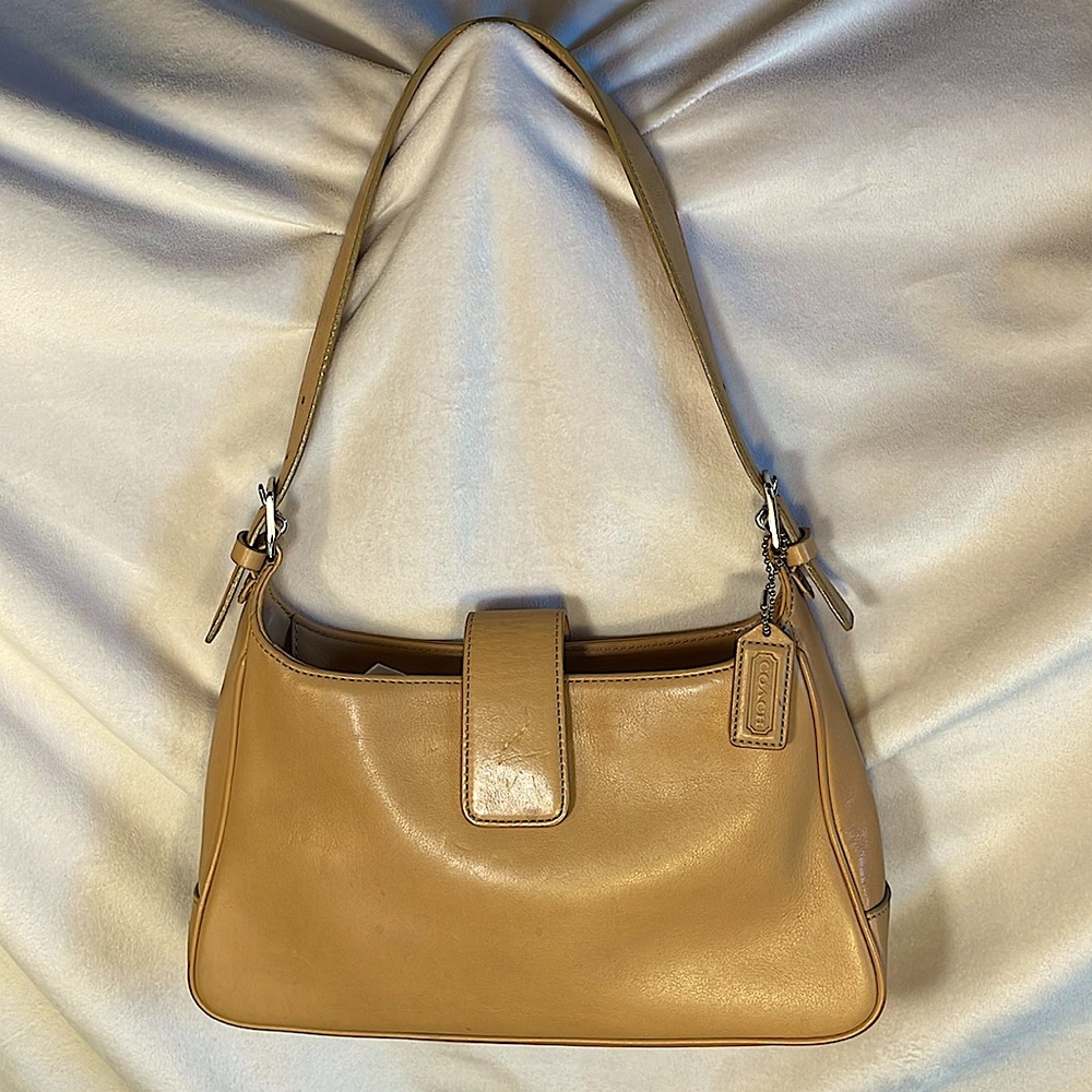 🍞 Tan Coach leather purse